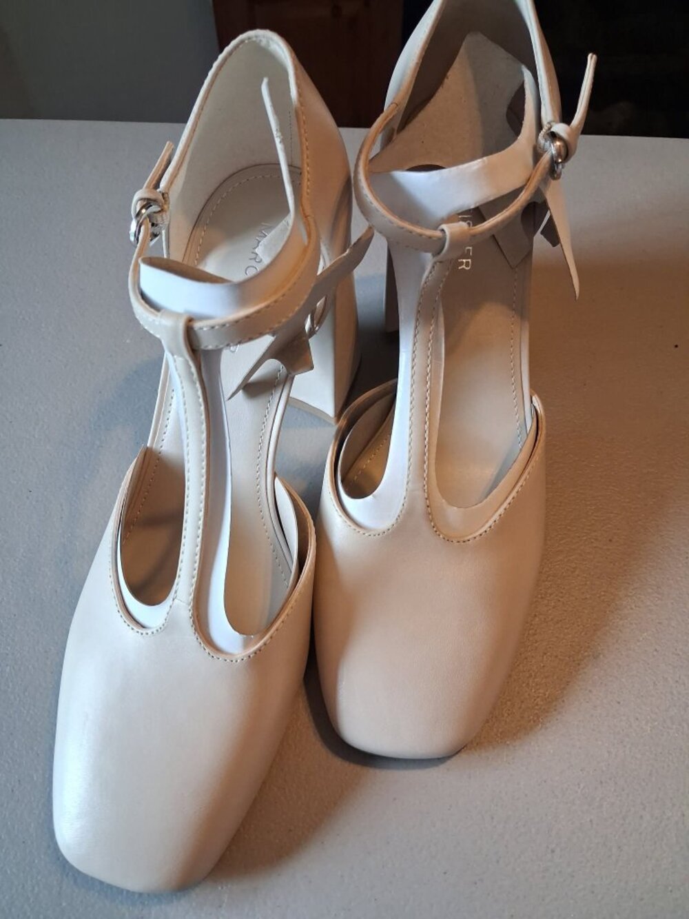 Marc Fisher Cyrene2 Ivory T-Strap Block Heel Pumps Size 9.5 NWT